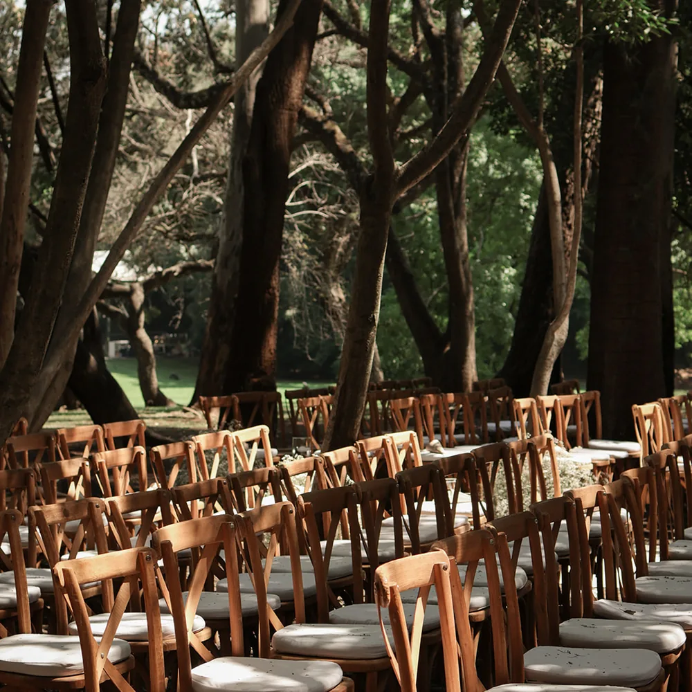 Sillas cross-back de madera de AP Eventos en ceremonia al aire libre en el bosque