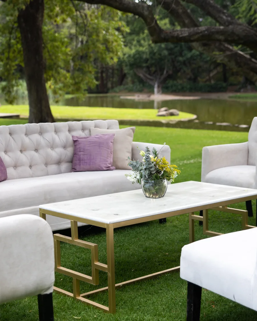Sala lounge para evento social de AP Eventos en jardín, sofás capitonados color hueso