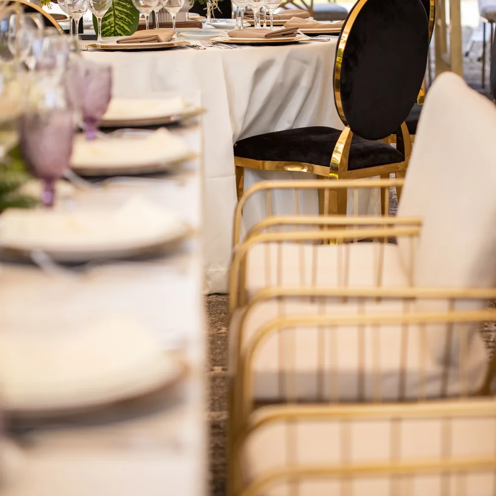Montaje de mesa en negro y oro de AP Eventos con cristalería amatista y plato base dorado