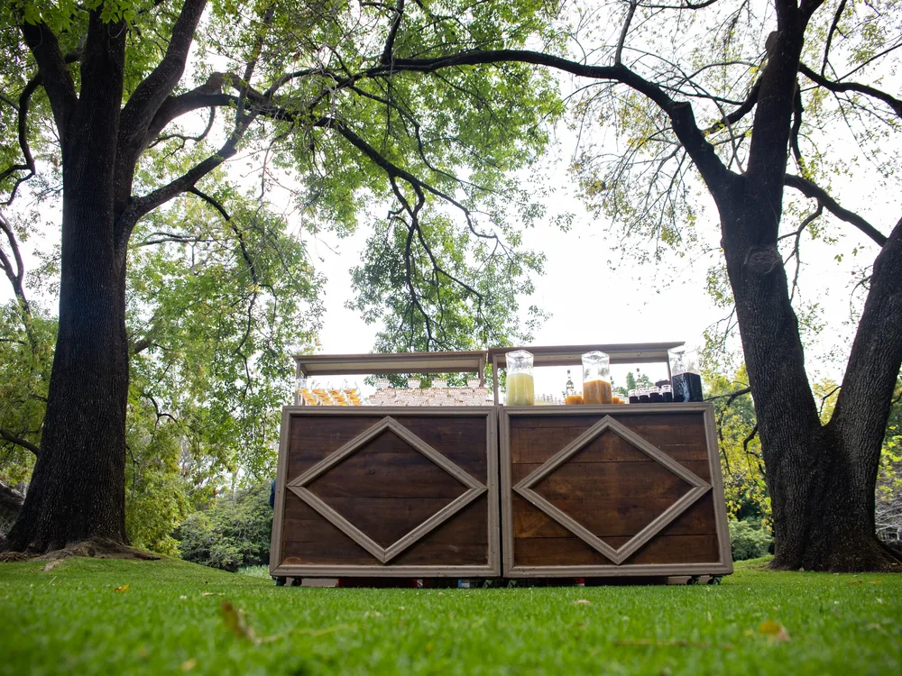 Barra de madera con frentes de rombos de AP Eventos, montada en jardín