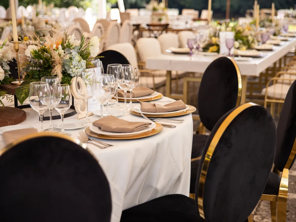 Sillas en negro y oro de AP Eventos en un banquete